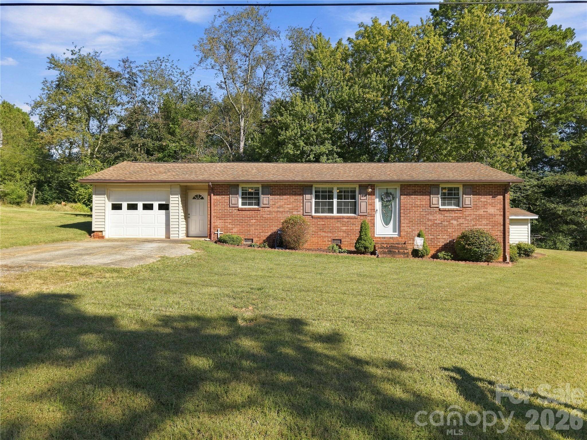 129 Automotive LN, Hickory, NC 28601