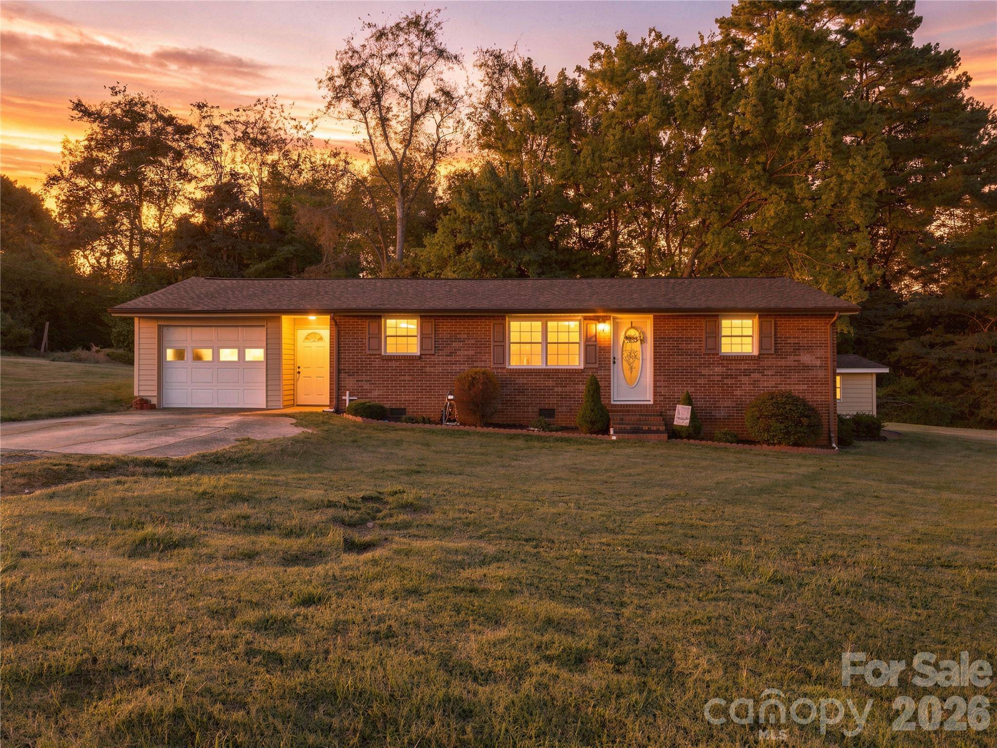 129 Automotive LN, Hickory, NC 28601