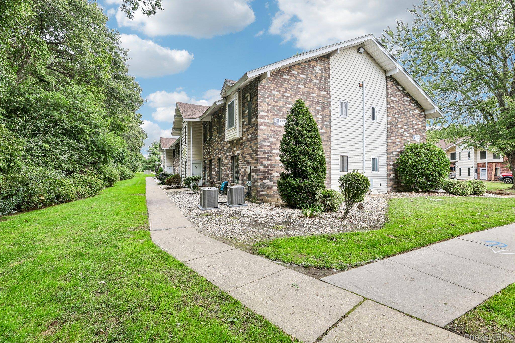 1 Houston CT #H1, Coram, NY 11727