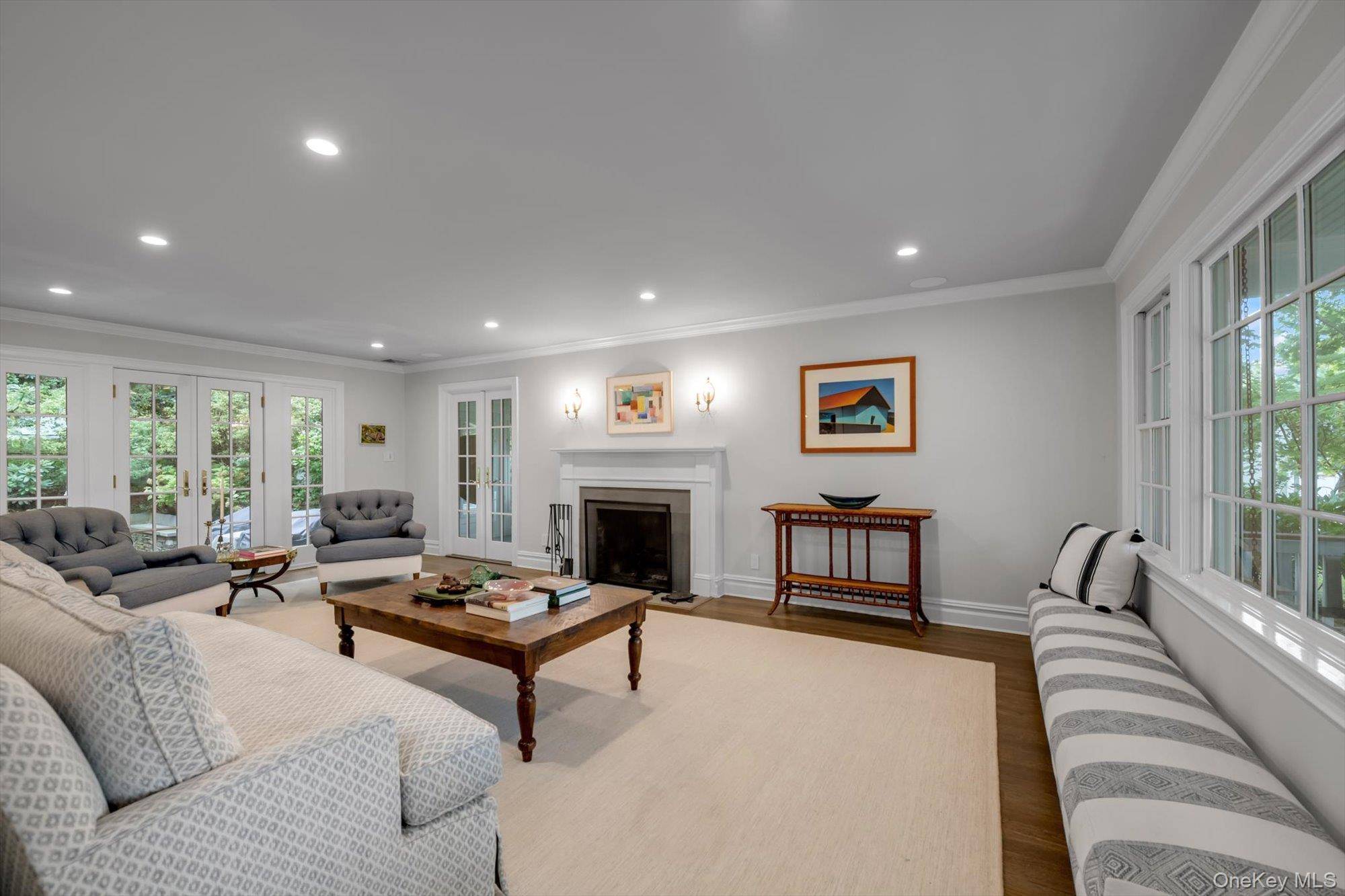 4 Sunset LN, Port Washington, NY 11050