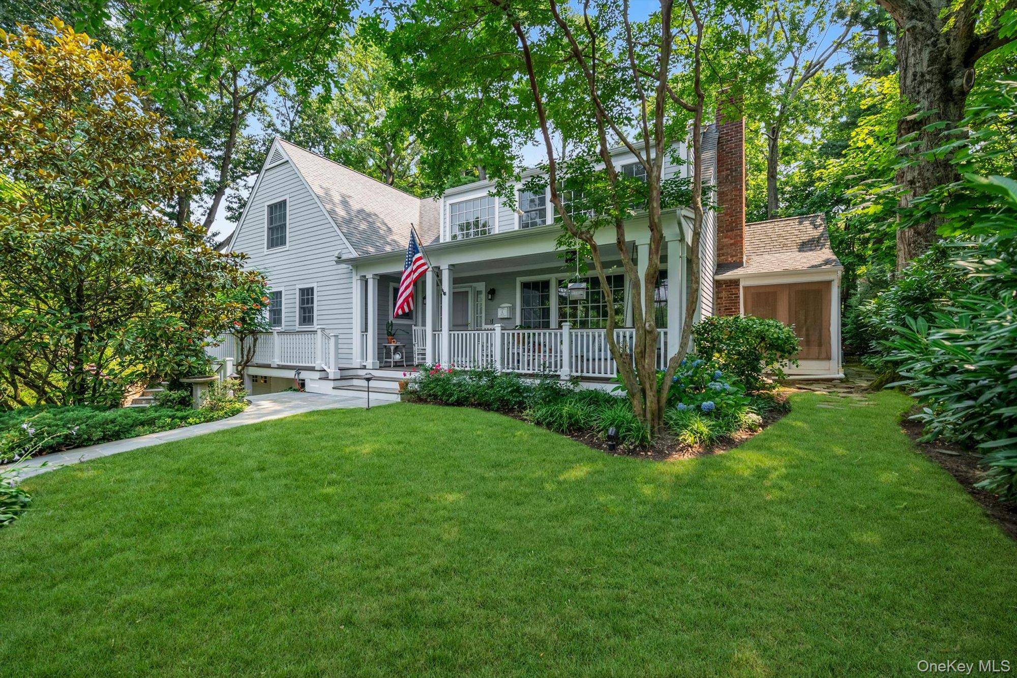 4 Sunset LN, Port Washington, NY 11050