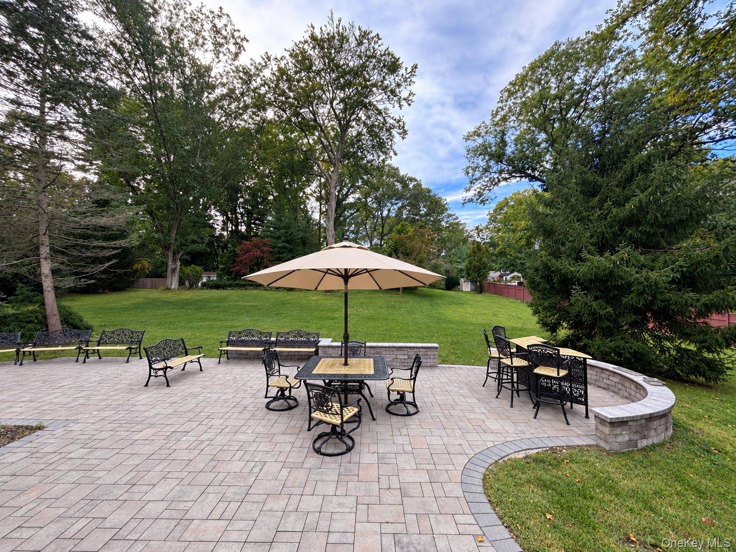 39 Orchard CT, Woodbury, NY 11797