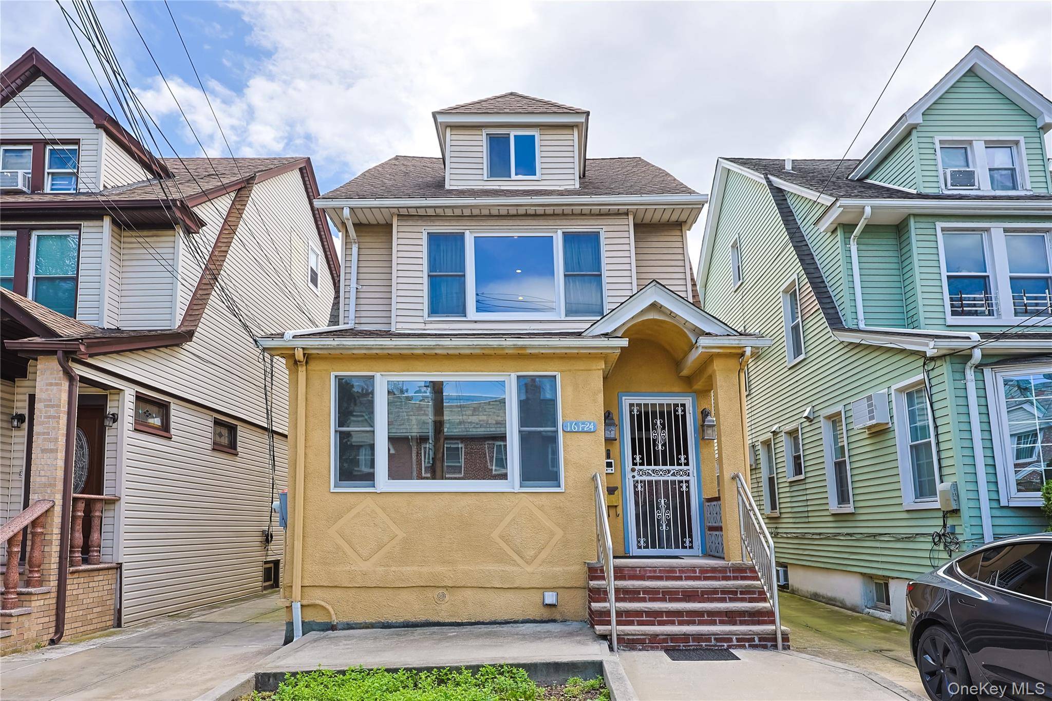 161-24 84th AVE, Jamaica Hills, NY 11432