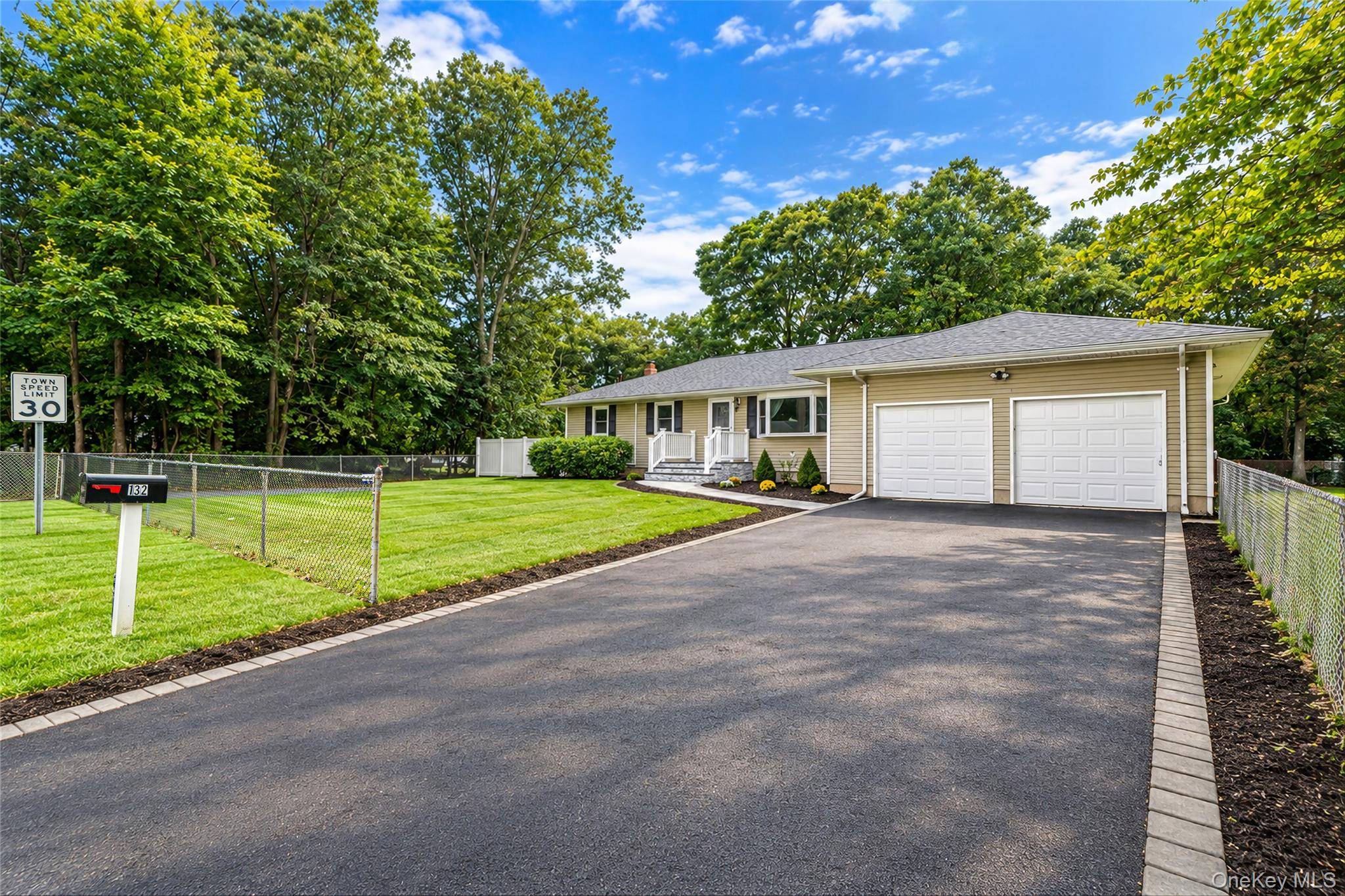 132 Smith AVE, Holbrook, NY 11741