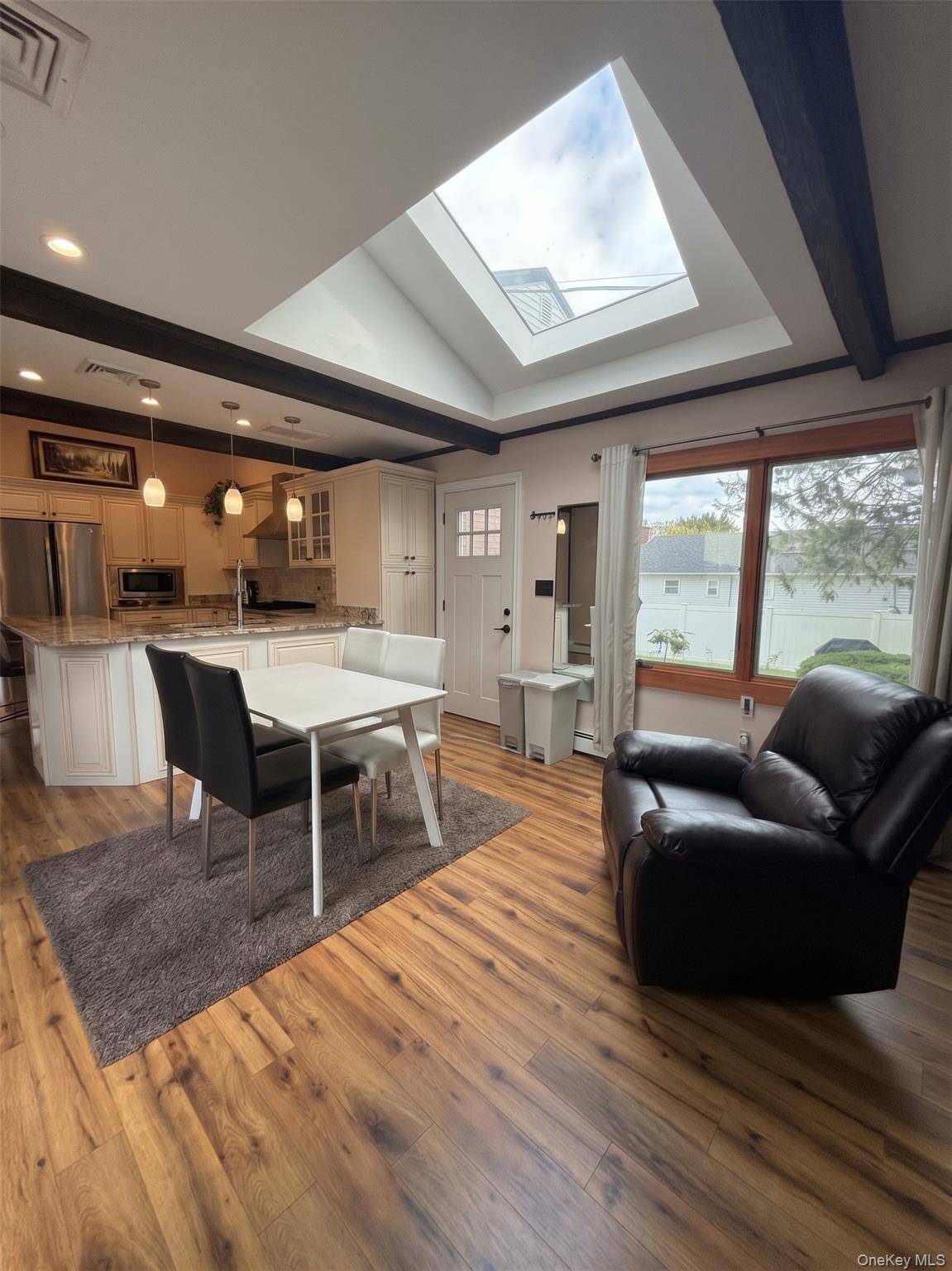 4 Evelyn RD, Plainview, NY 11803