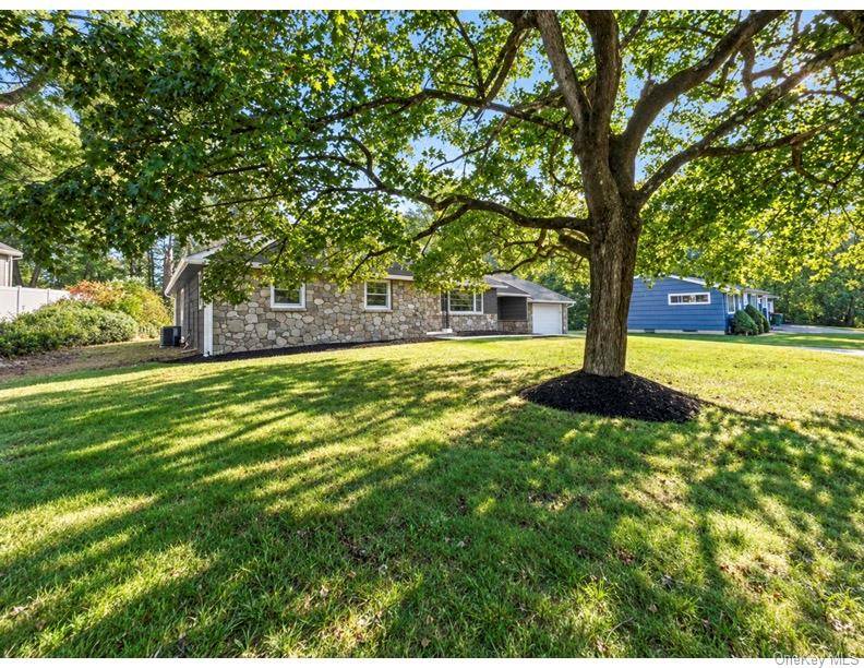 1 Norah LN, Hyde Park, NY 12538