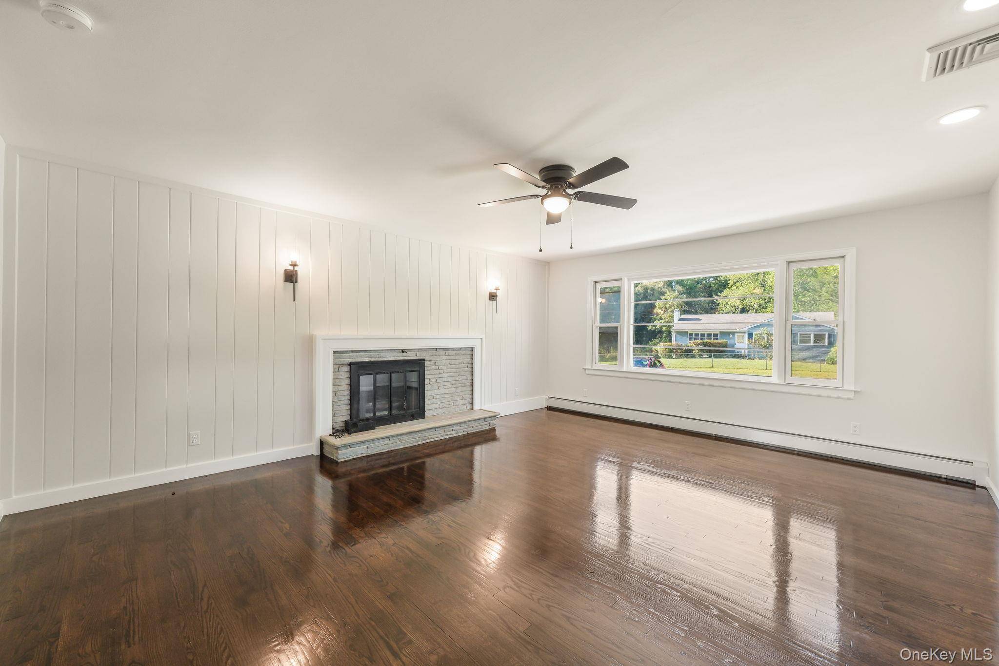 1 Norah LN, Hyde Park, NY 12538