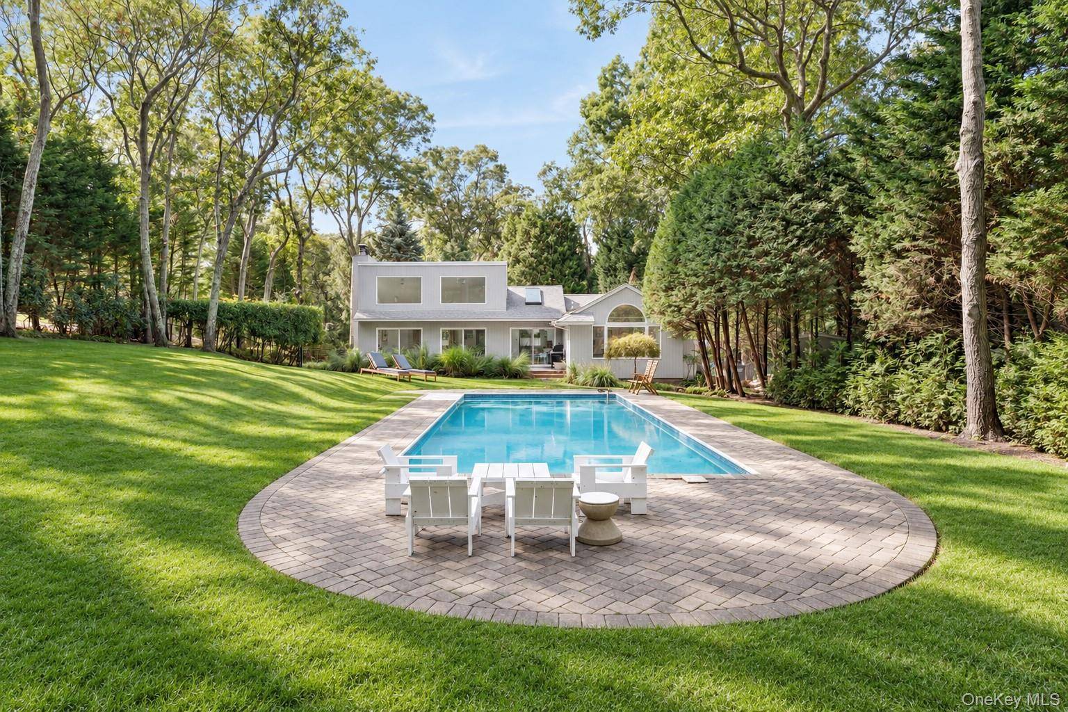 25 Old Squiretown Rd, Hampton Bays, NY 11946
