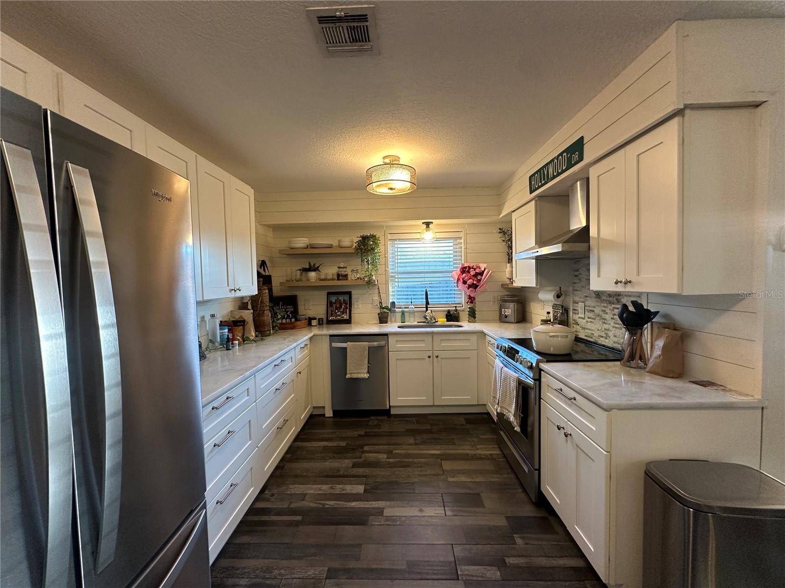 806 N JOANNA AVE, Tavares, FL 32778