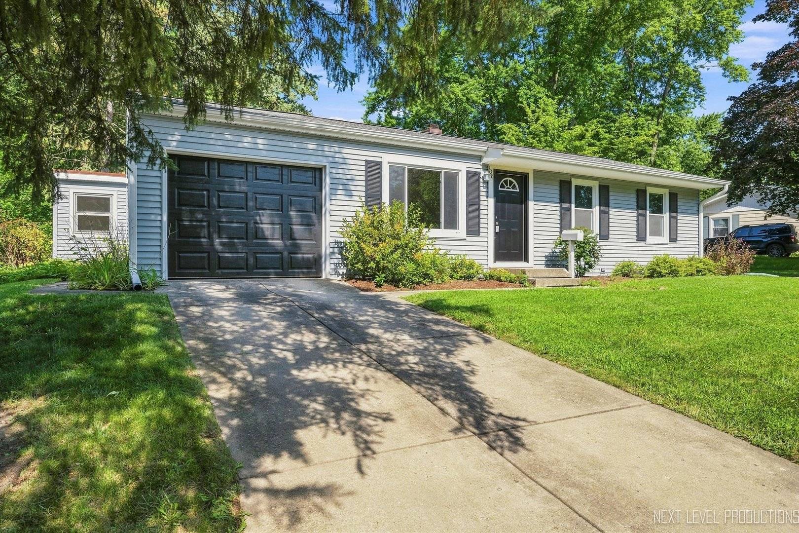 106 Ridge LN, Geneva, IL 60134