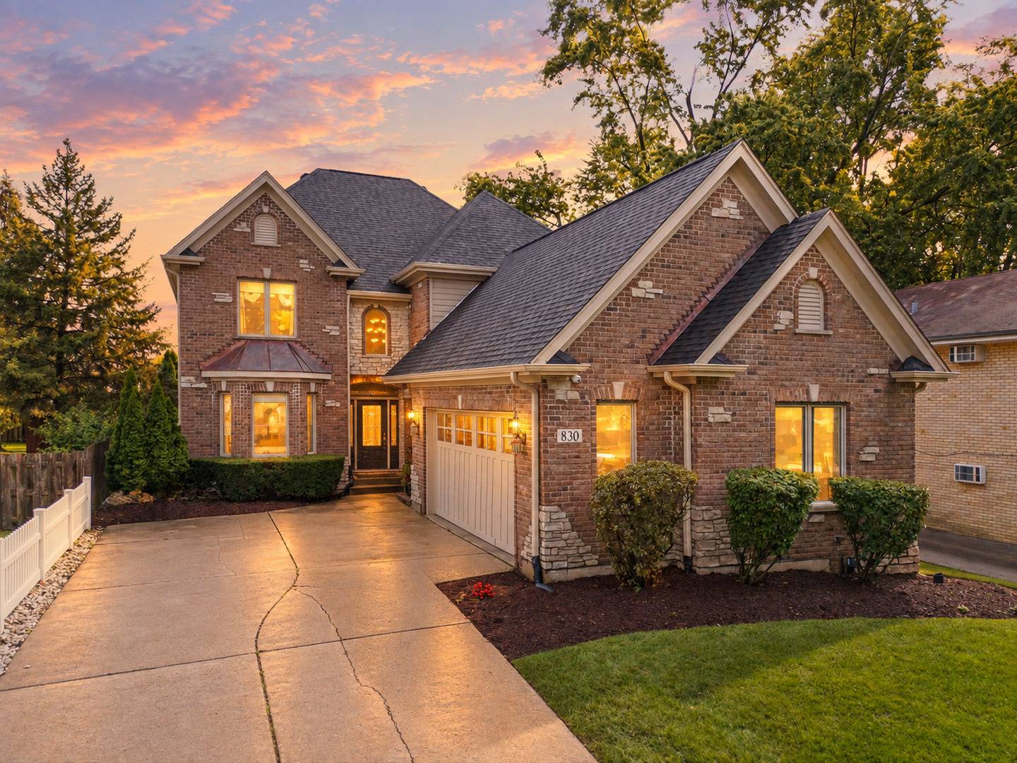 830 N Sleight ST, Naperville, IL 60563