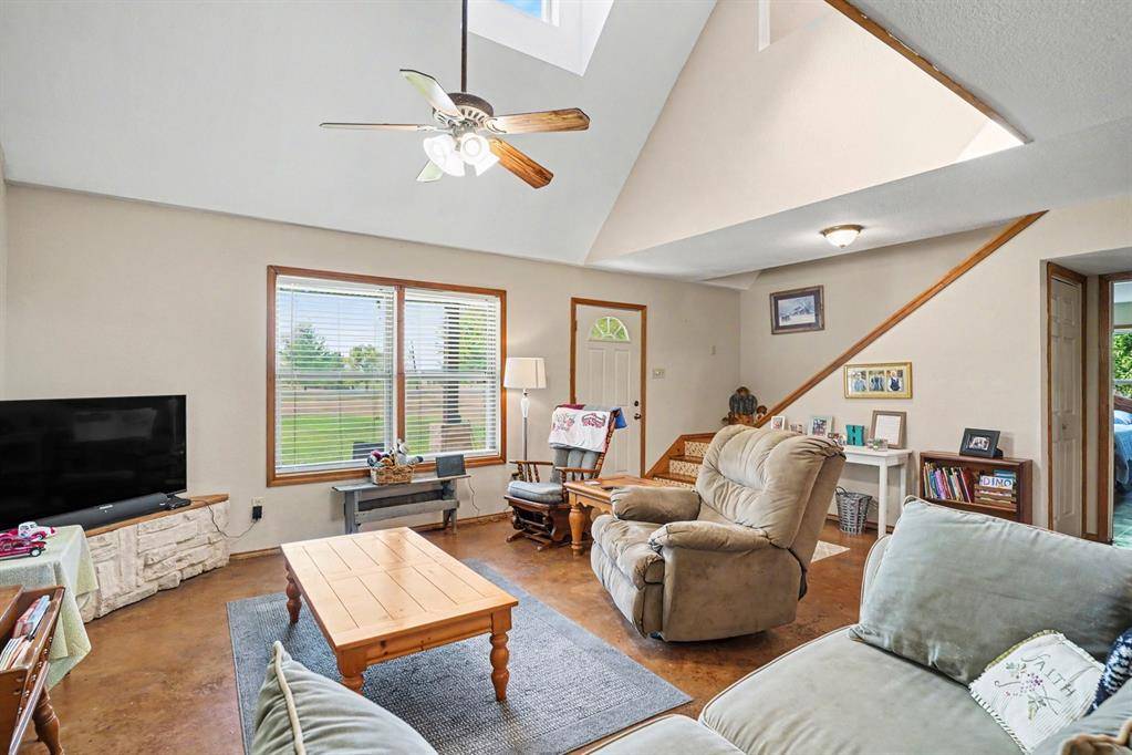 7445 County Road 305, Grandview, TX 76050