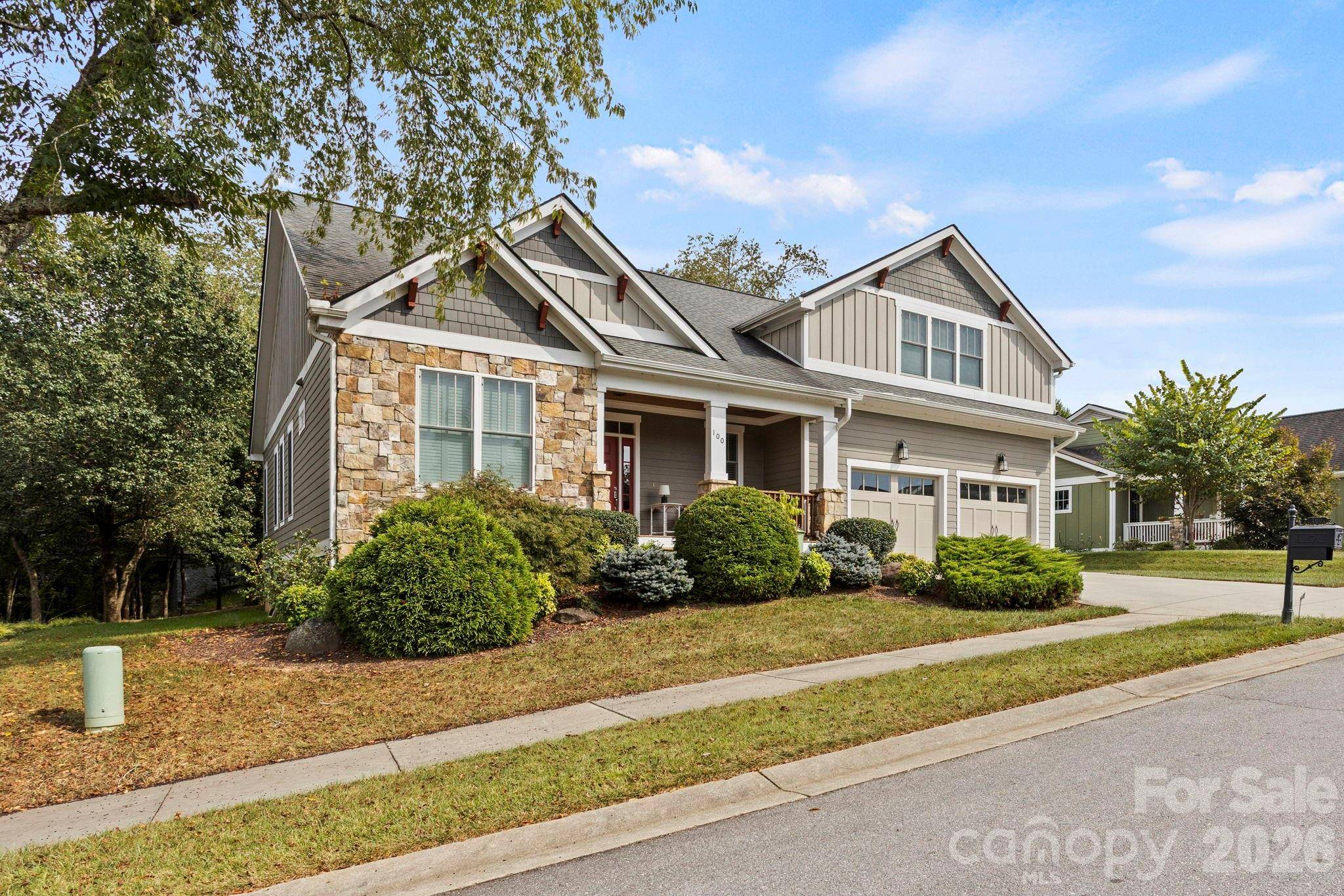 100 Barnrock DR, Mills River, NC 28759