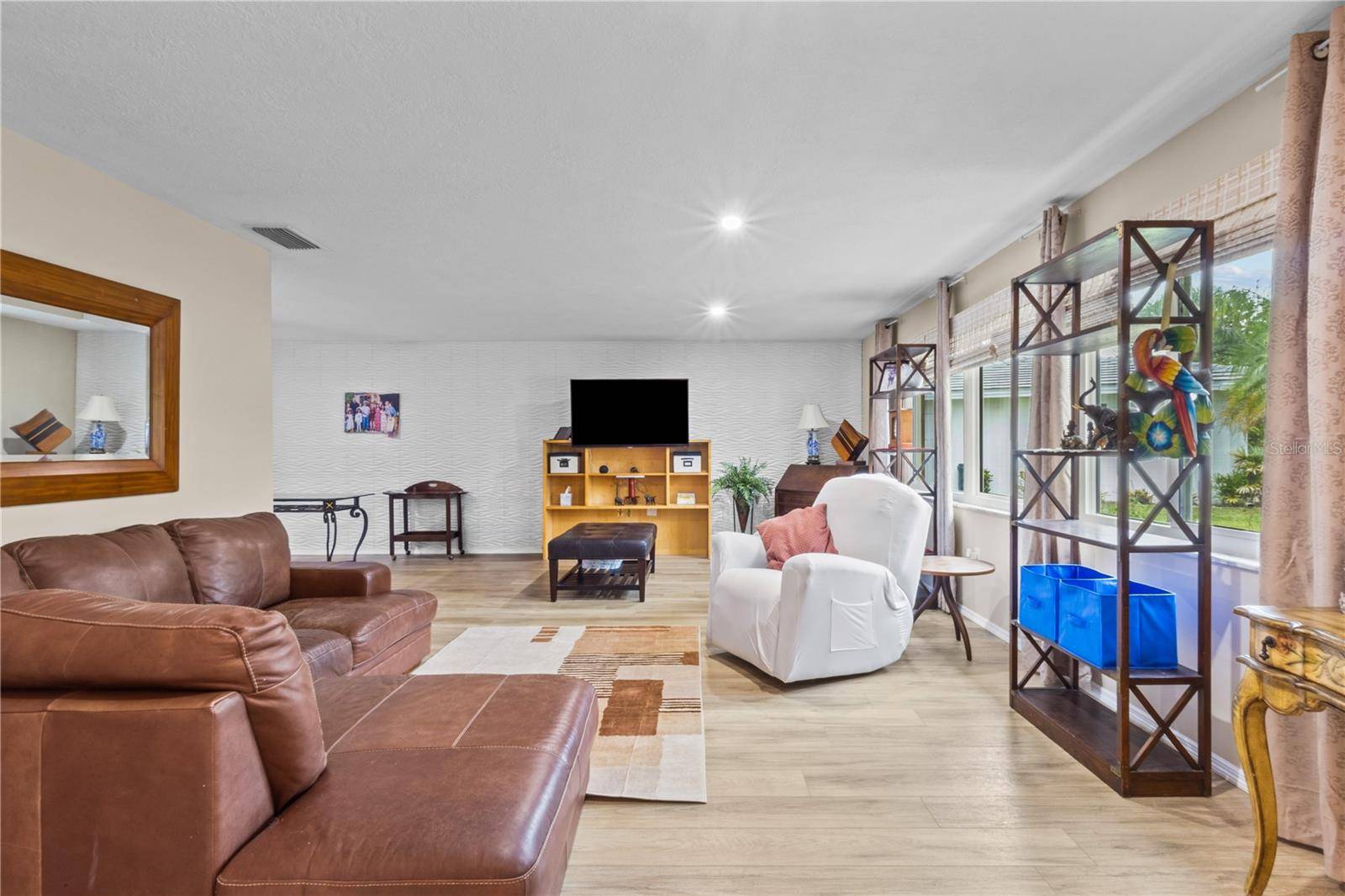 3614 PEMBROOK DR, Sarasota, FL 34239