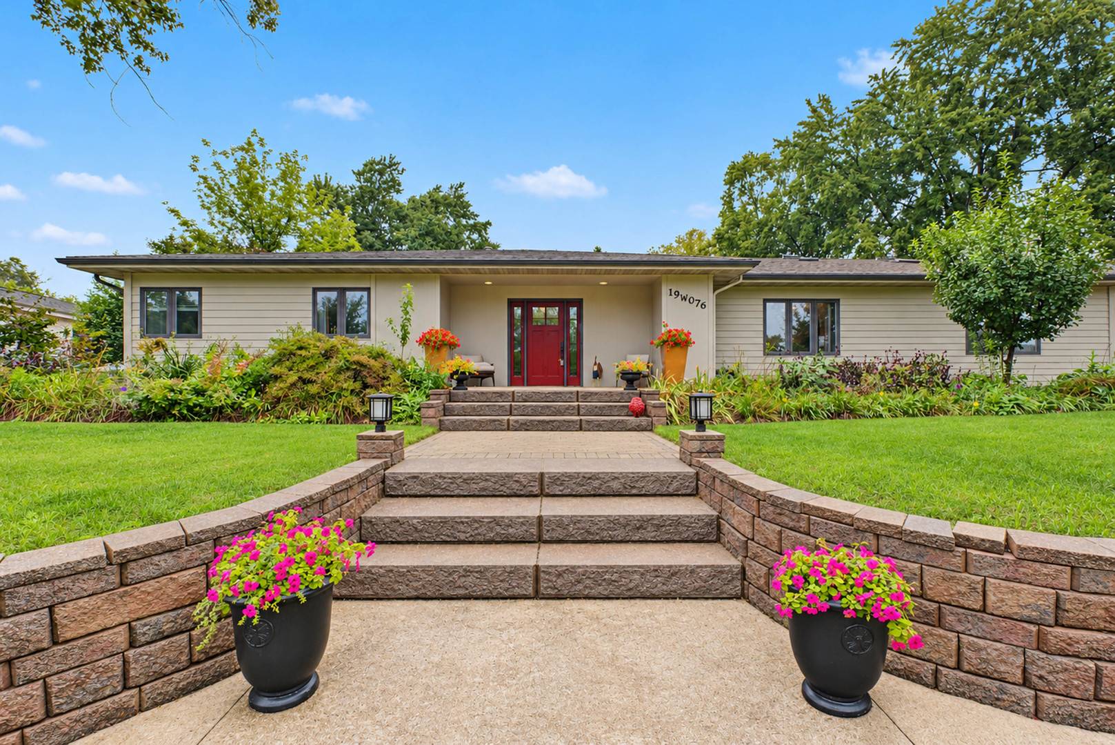 19W076 18th PL, Lombard, IL 60148