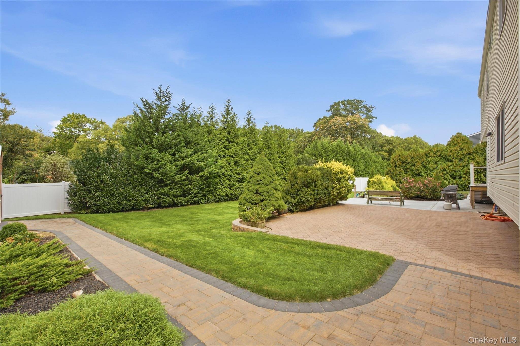 6 Stuyvesant CIR, East Setauket, NY 11733