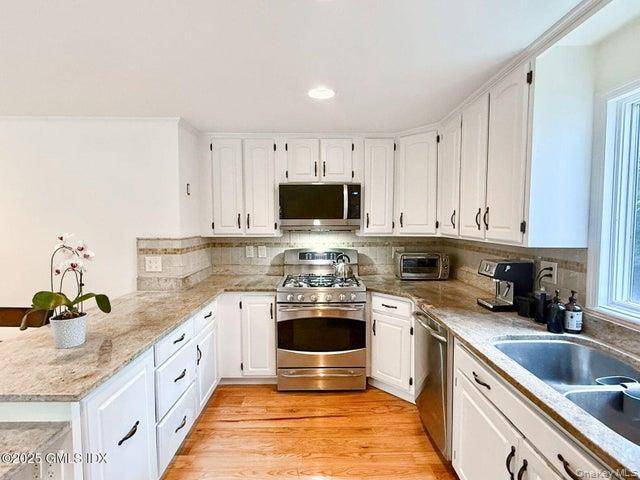 65 Lockwood LN, Greenwich, CT 06878
