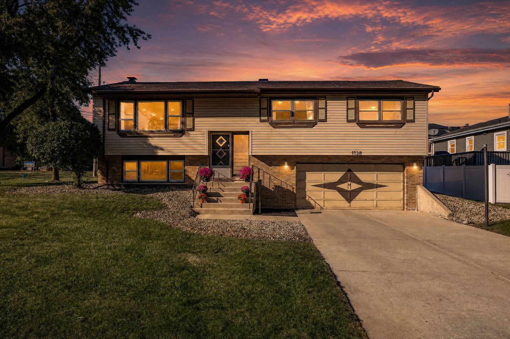 1138 Timber LN, Darien, IL 60561