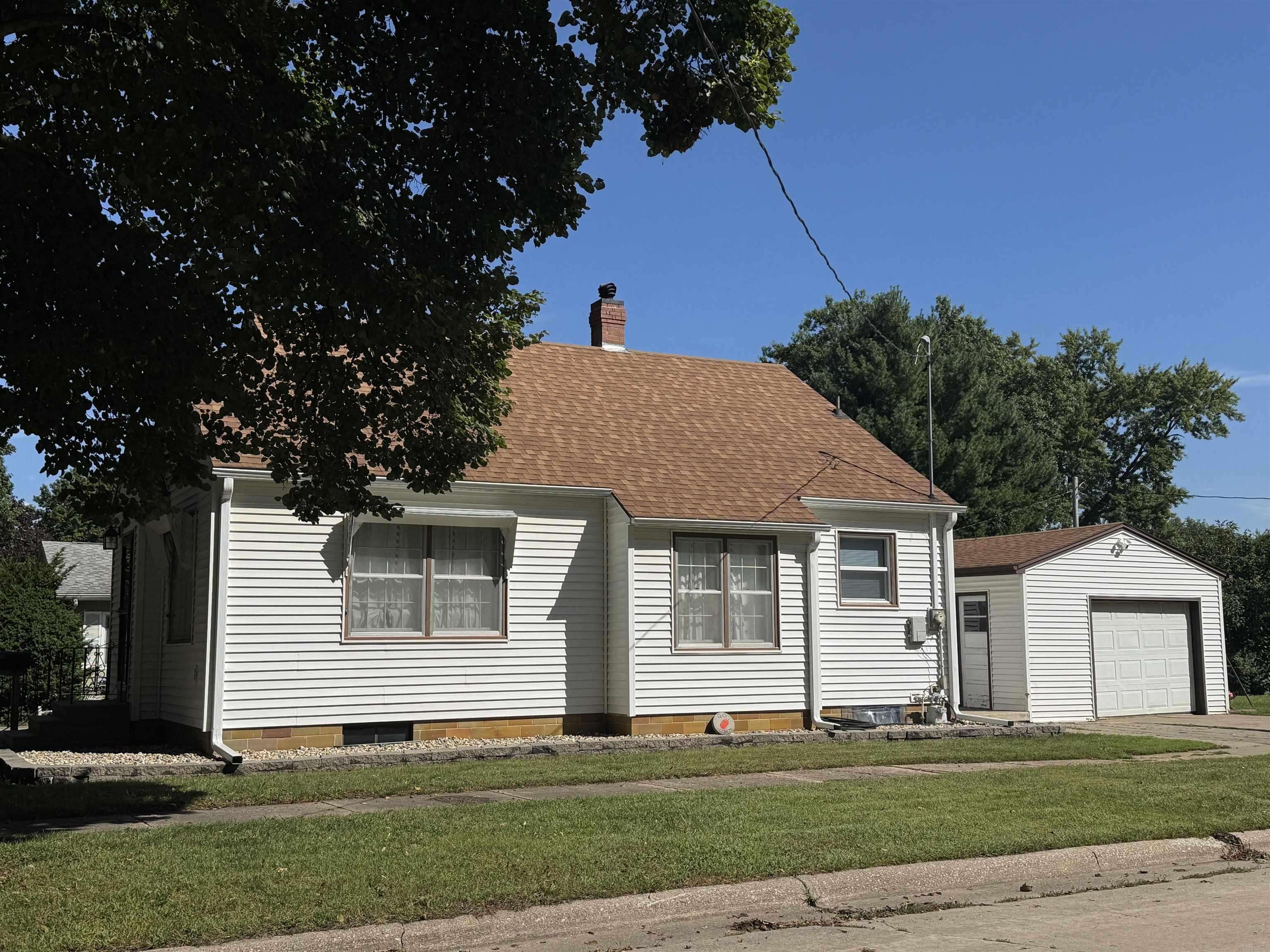 910 Cedar ST, Charles City, IA 50616