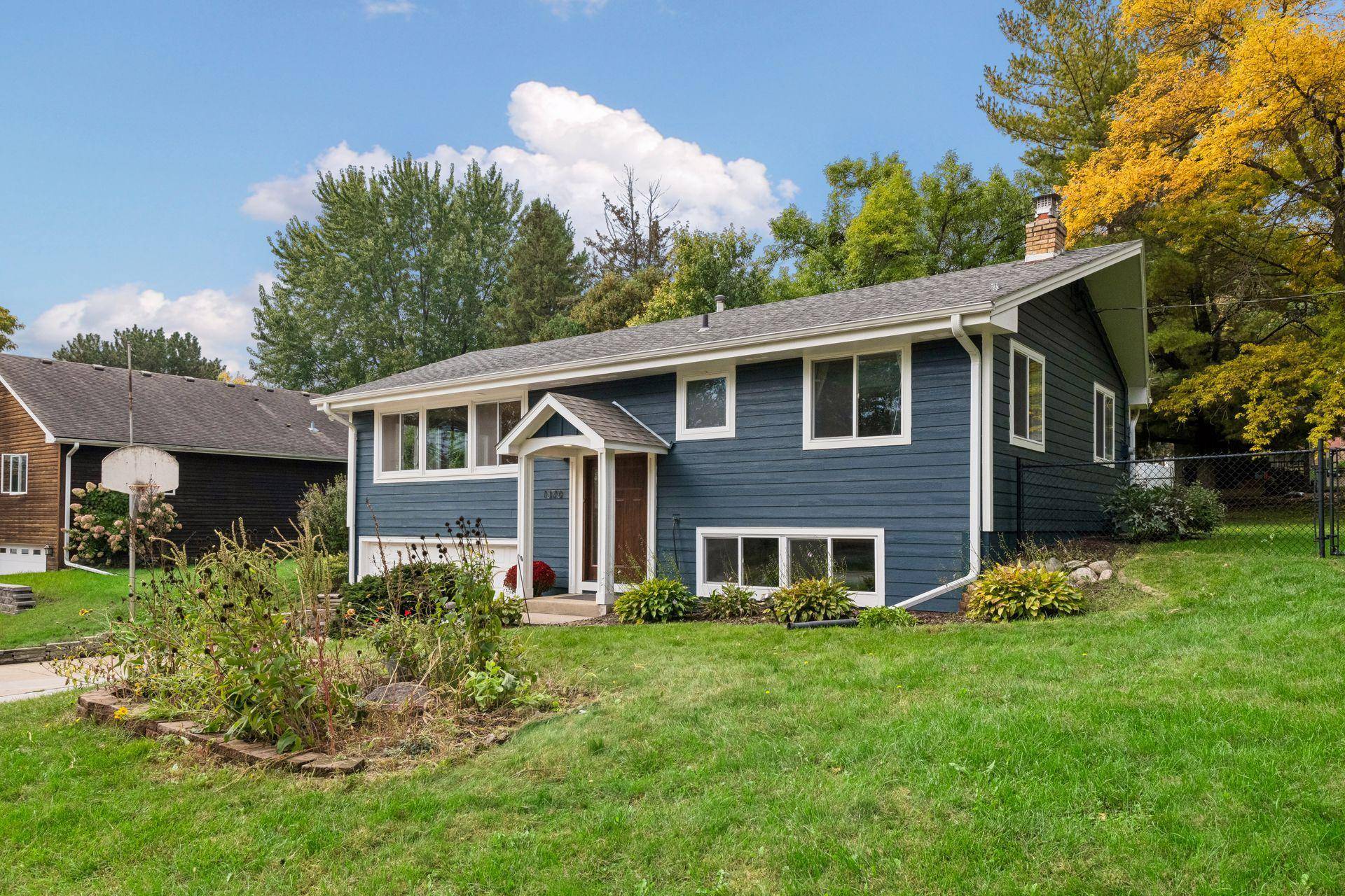 1370 Valley View RD, Chaska, MN 55318