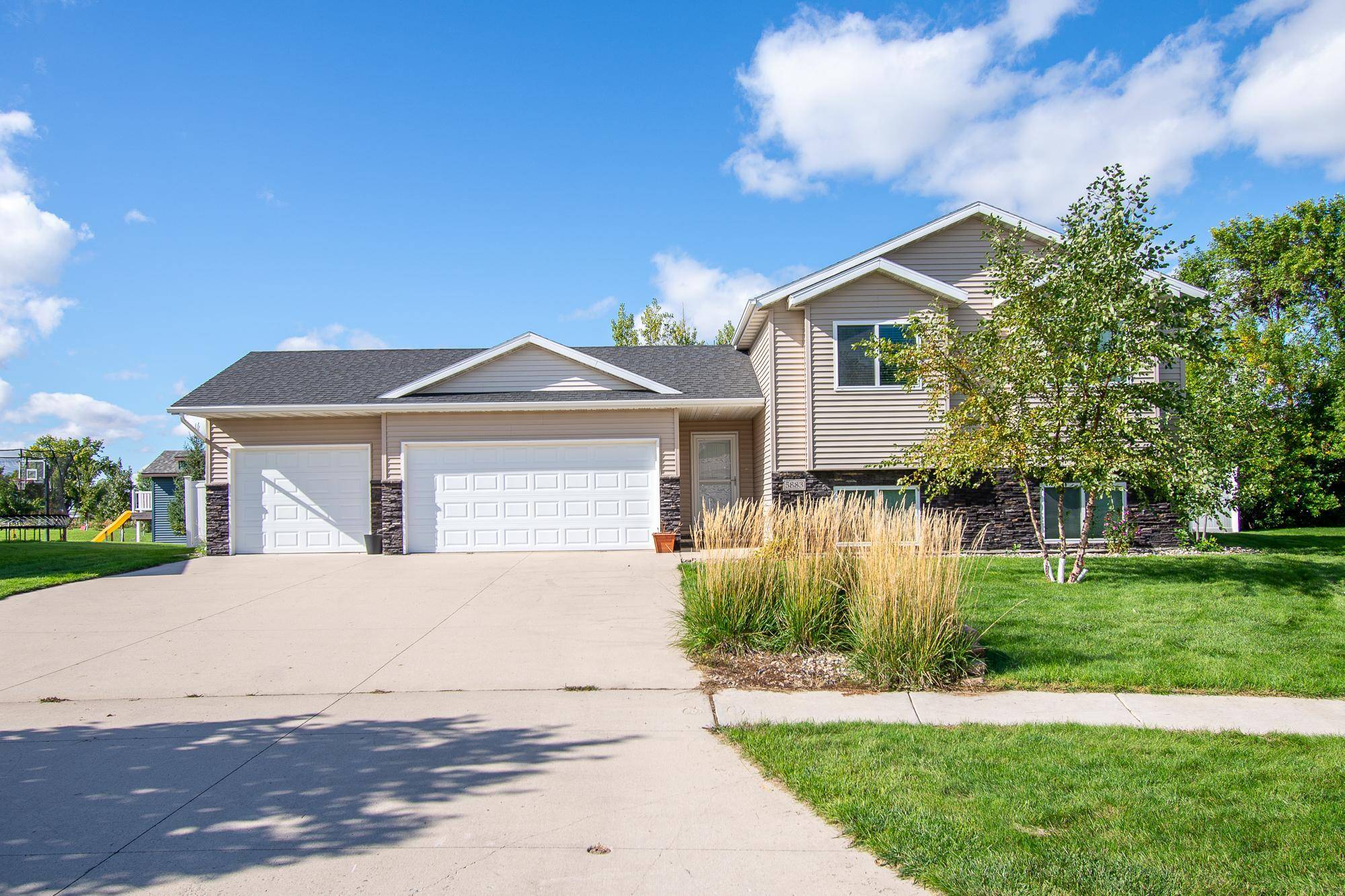 5883 Autumn DR S, Fargo, ND 58104