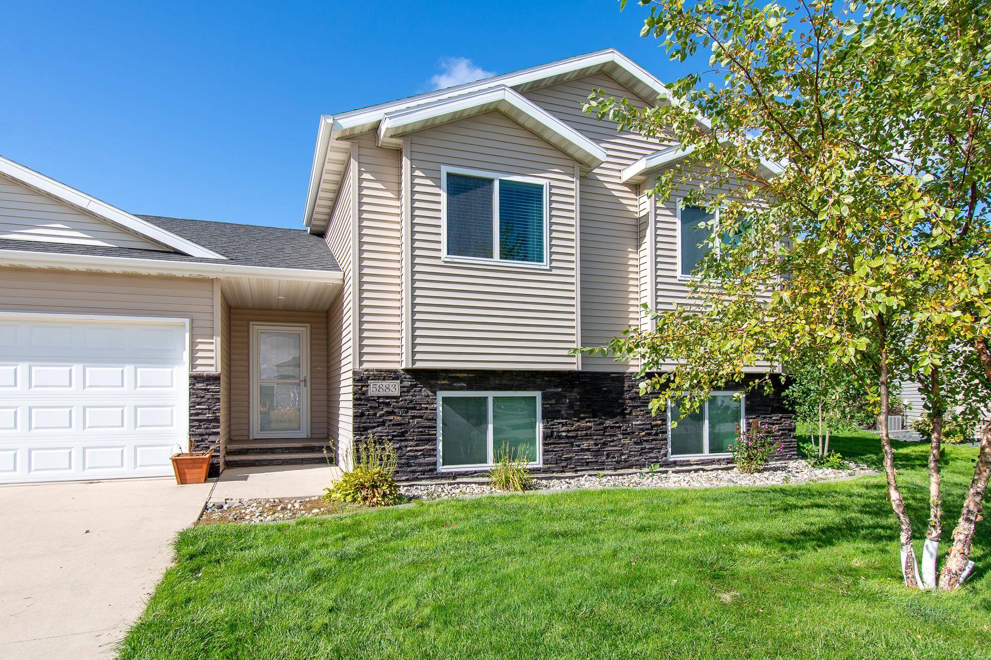 5883 Autumn DR S, Fargo, ND 58104