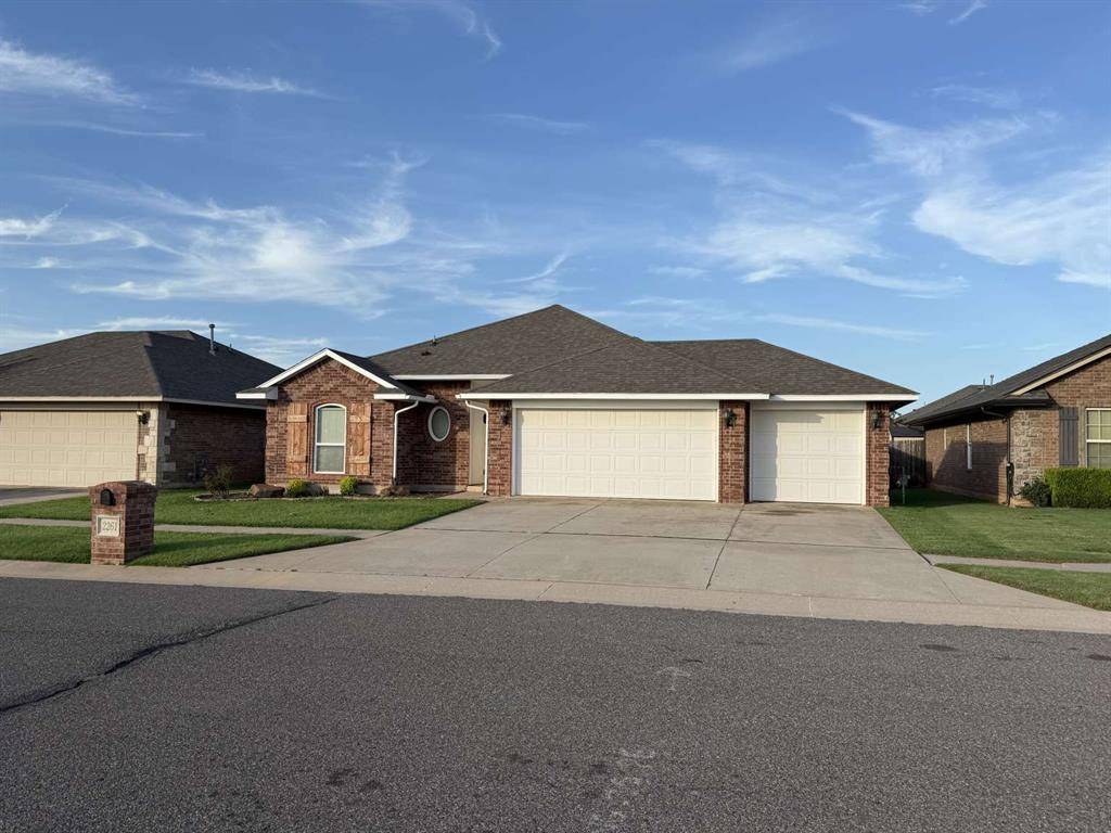 2261 Blue Jay DR, Edmond, OK 73012