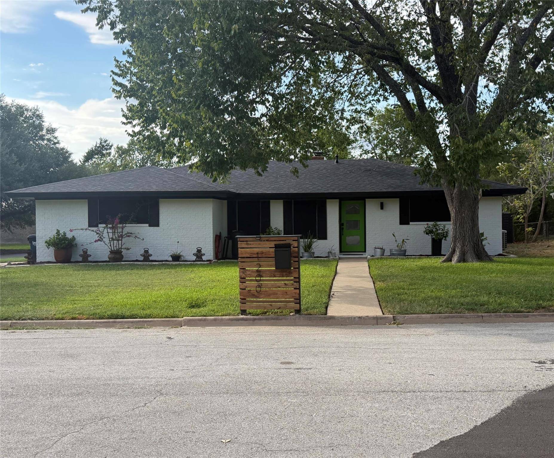 1200 Garden LN, Bryan, TX 77802