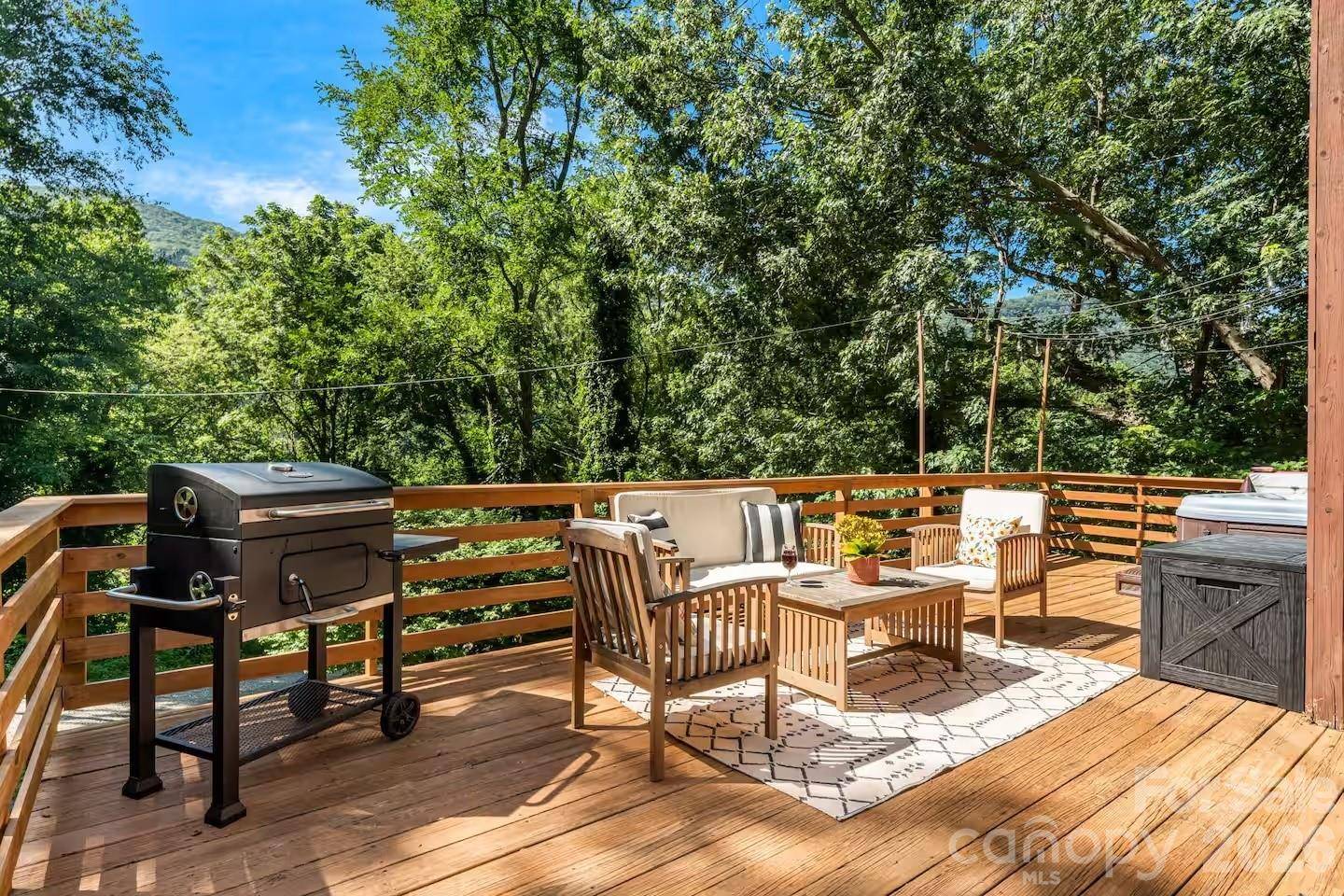 193 Shadow LN, Waynesville, NC 28786