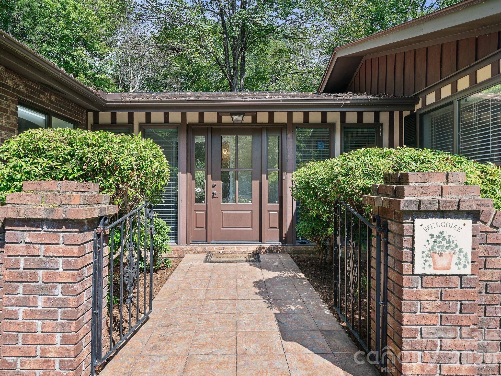 130 Brandon RD, Hendersonville, NC 28739