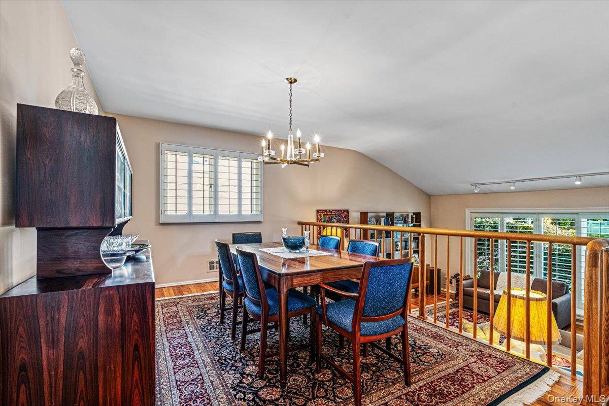 45 Driftwood DR, Port Washington, NY 11050