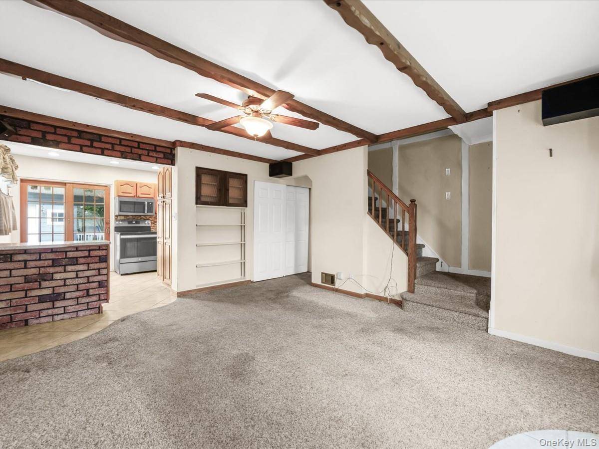 937 Mirabelle AVE, Westbury, NY 11590