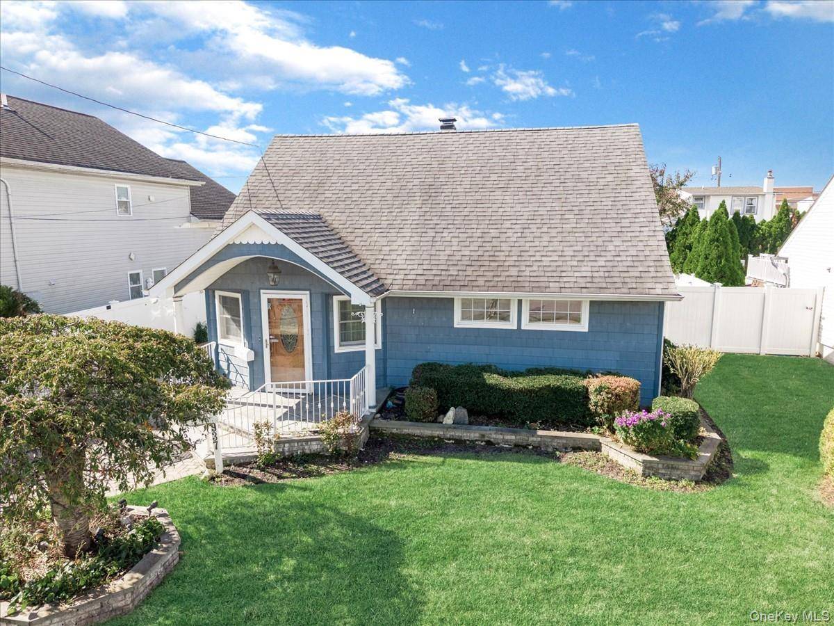 937 Mirabelle AVE, Westbury, NY 11590