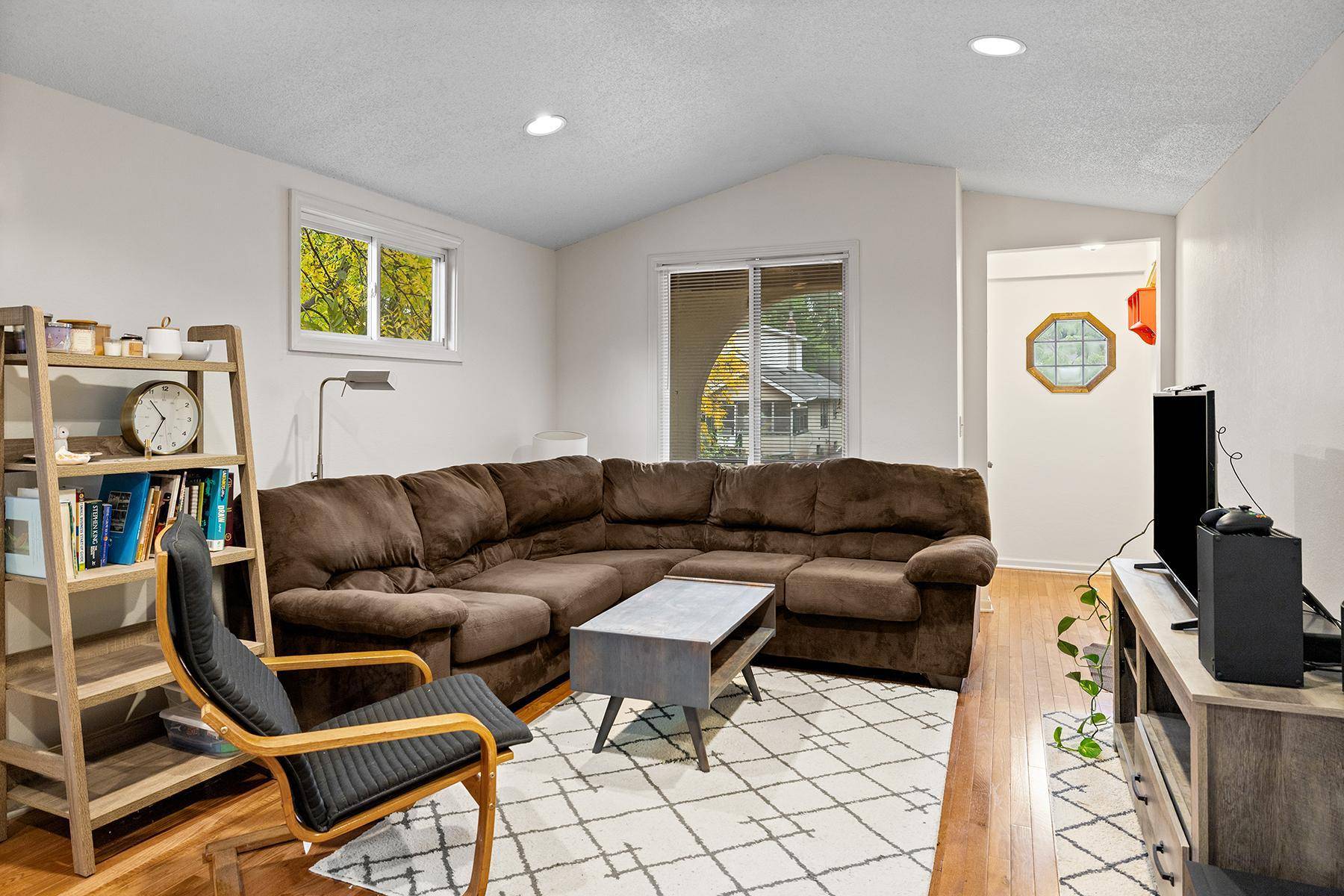 1027 5th ST E, Saint Paul, MN 55106