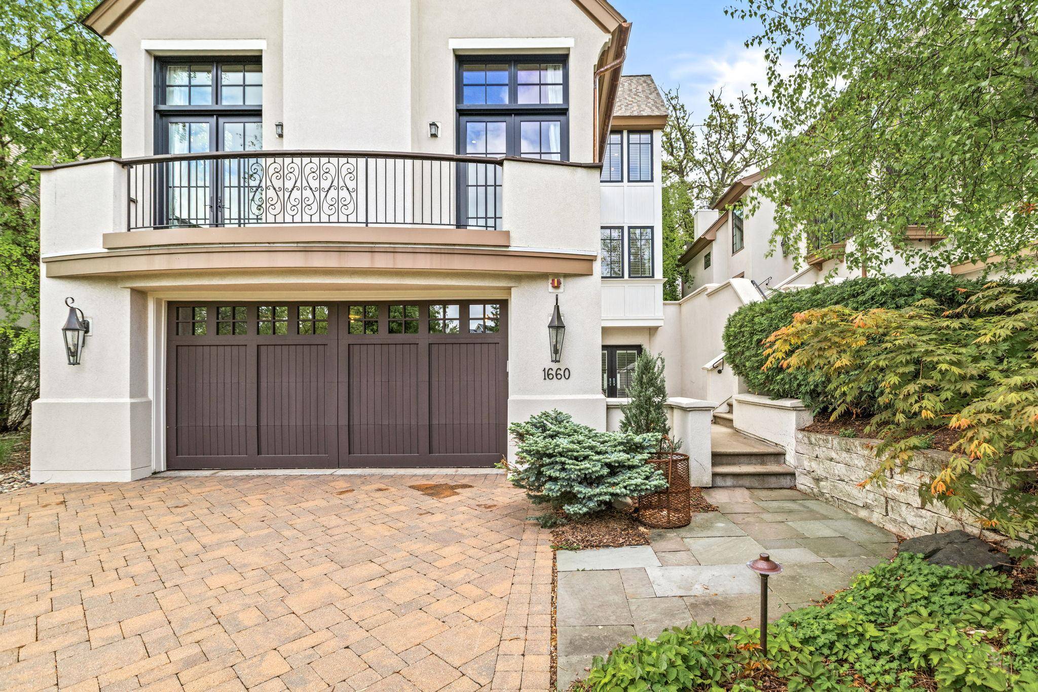 1660 Carriage PATH, Golden Valley, MN 55422