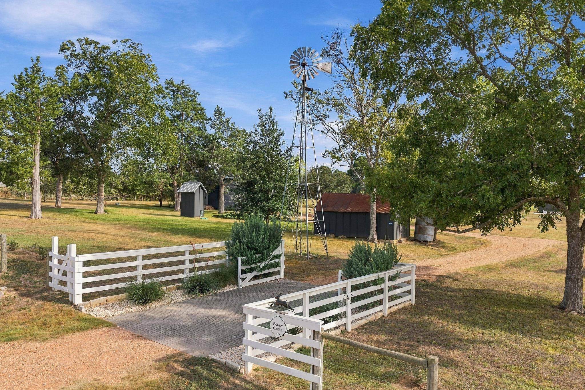 6389 Miller RD, New Ulm, TX 78950
