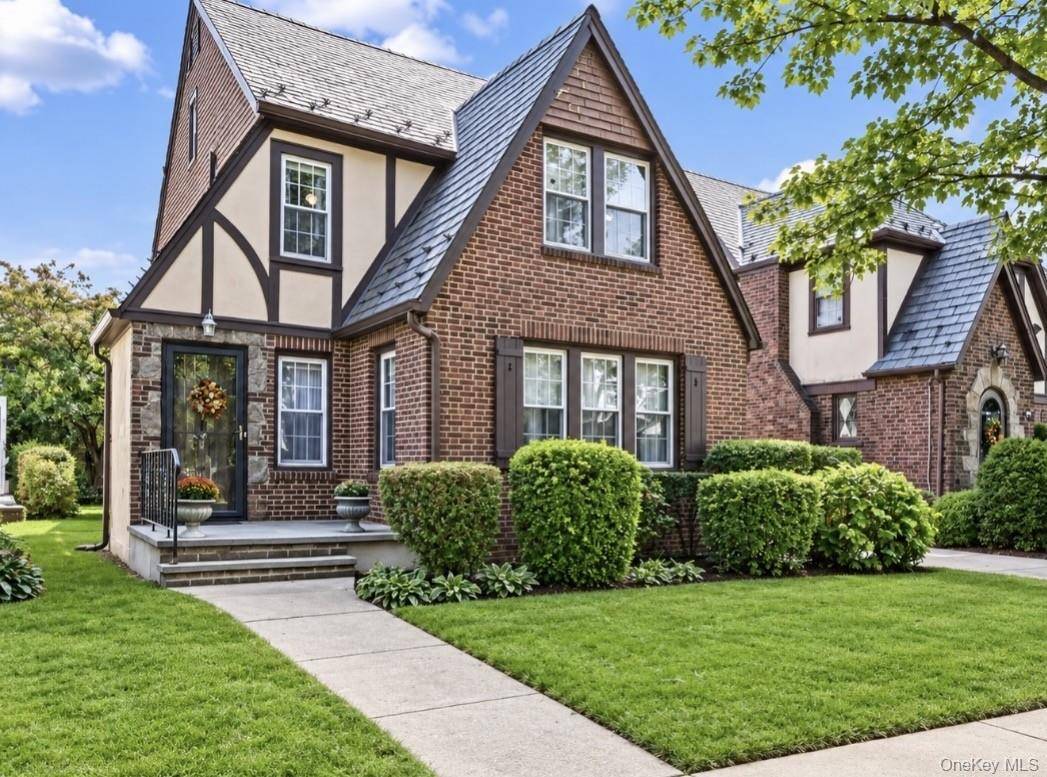 230 Crocus AVE, Floral Park, NY 11001