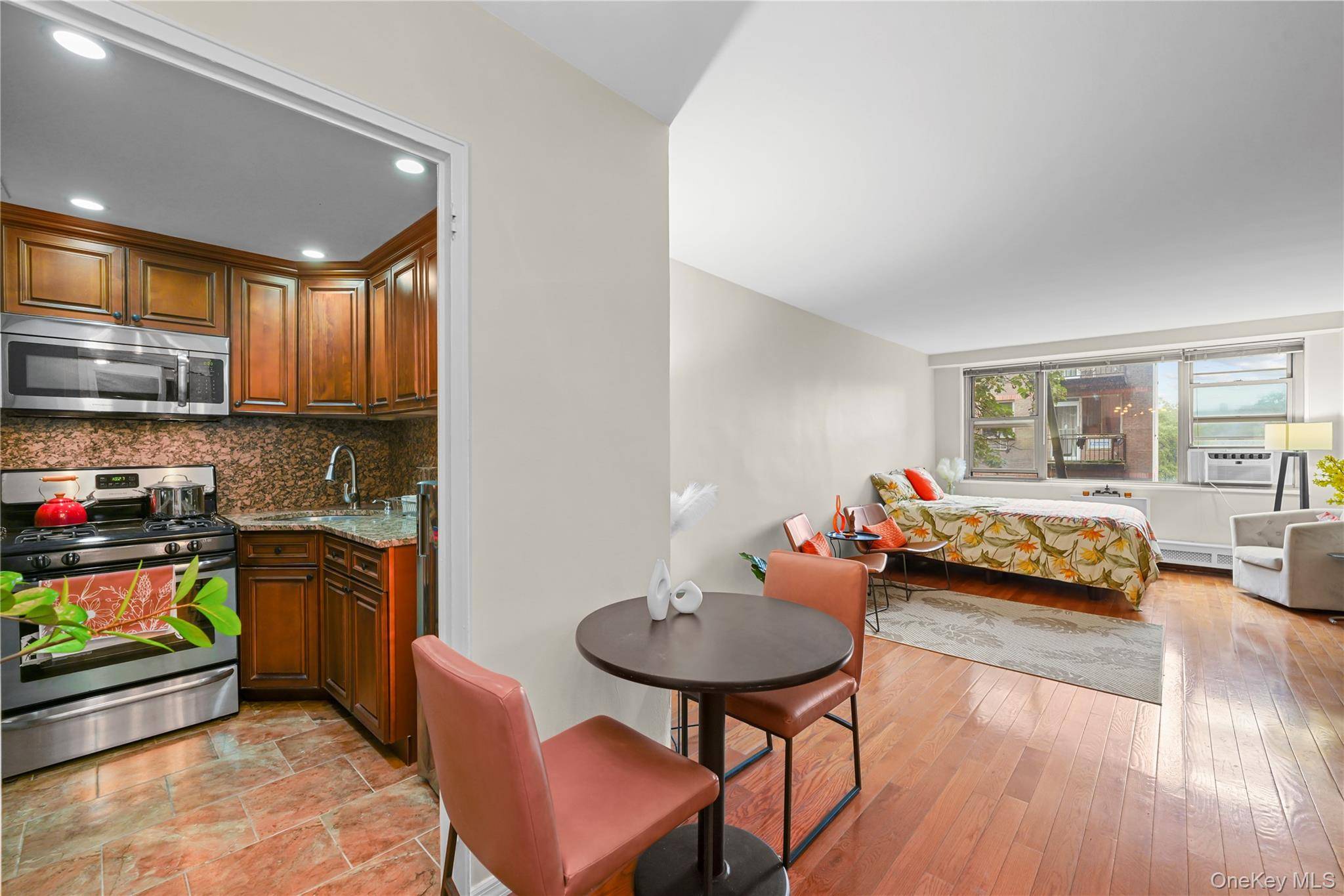 81-11 45th AVE #3V, Elmhurst, NY 11373