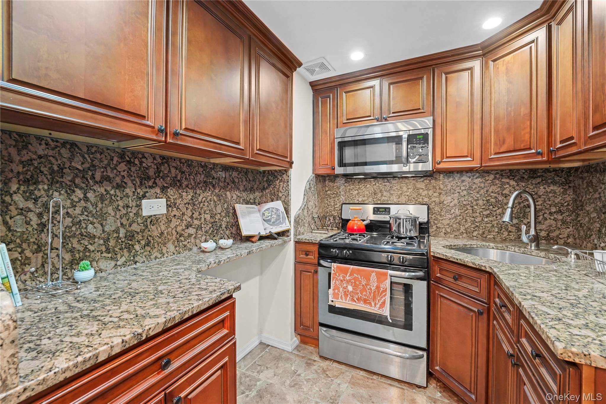 81-11 45th AVE #3V, Elmhurst, NY 11373