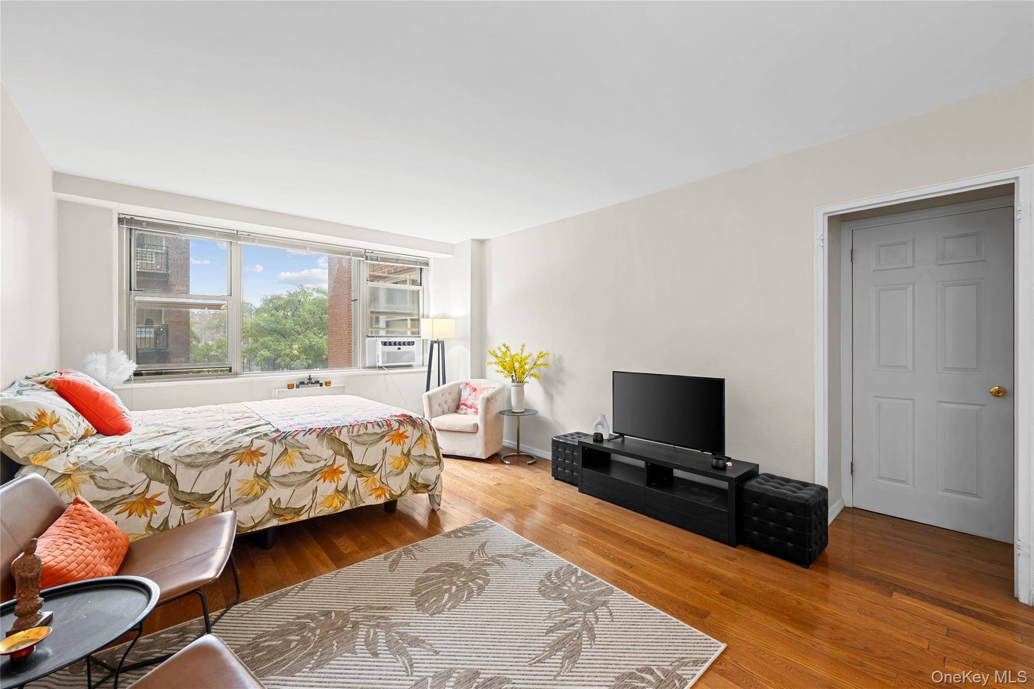 81-11 45th AVE #3V, Elmhurst, NY 11373
