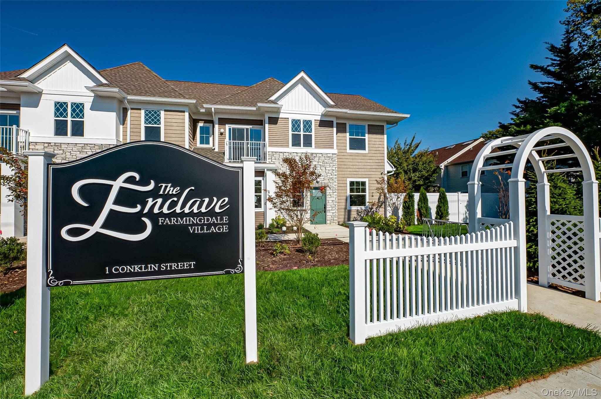 1 Conklin ST #105, Farmingdale, NY 11735