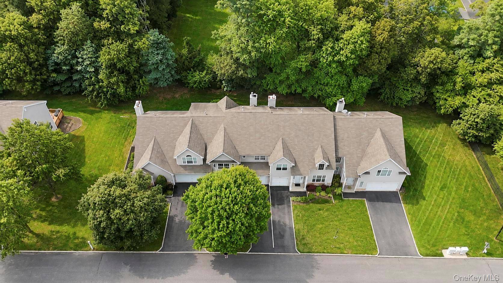 3 Arielle CT, Hauppauge, NY 11749