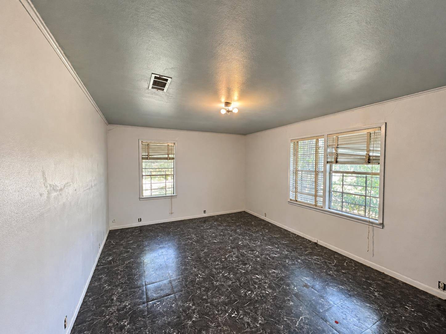 300 Elm S, Cameron, TX 76520
