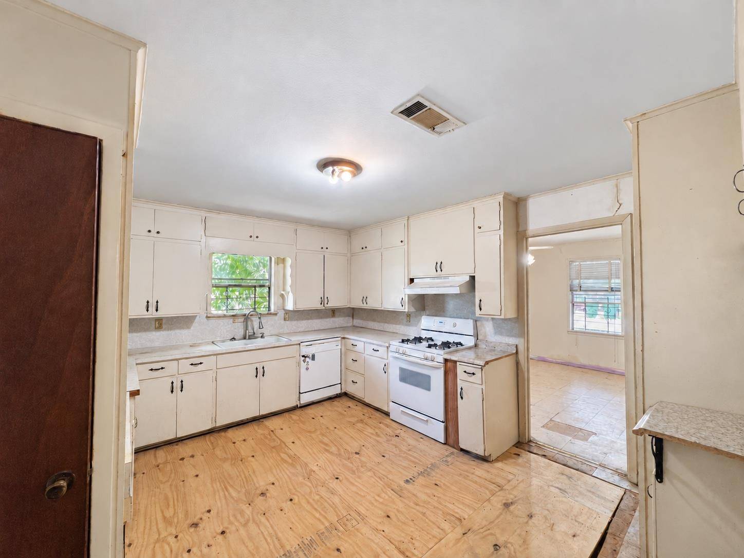 300 Elm S, Cameron, TX 76520
