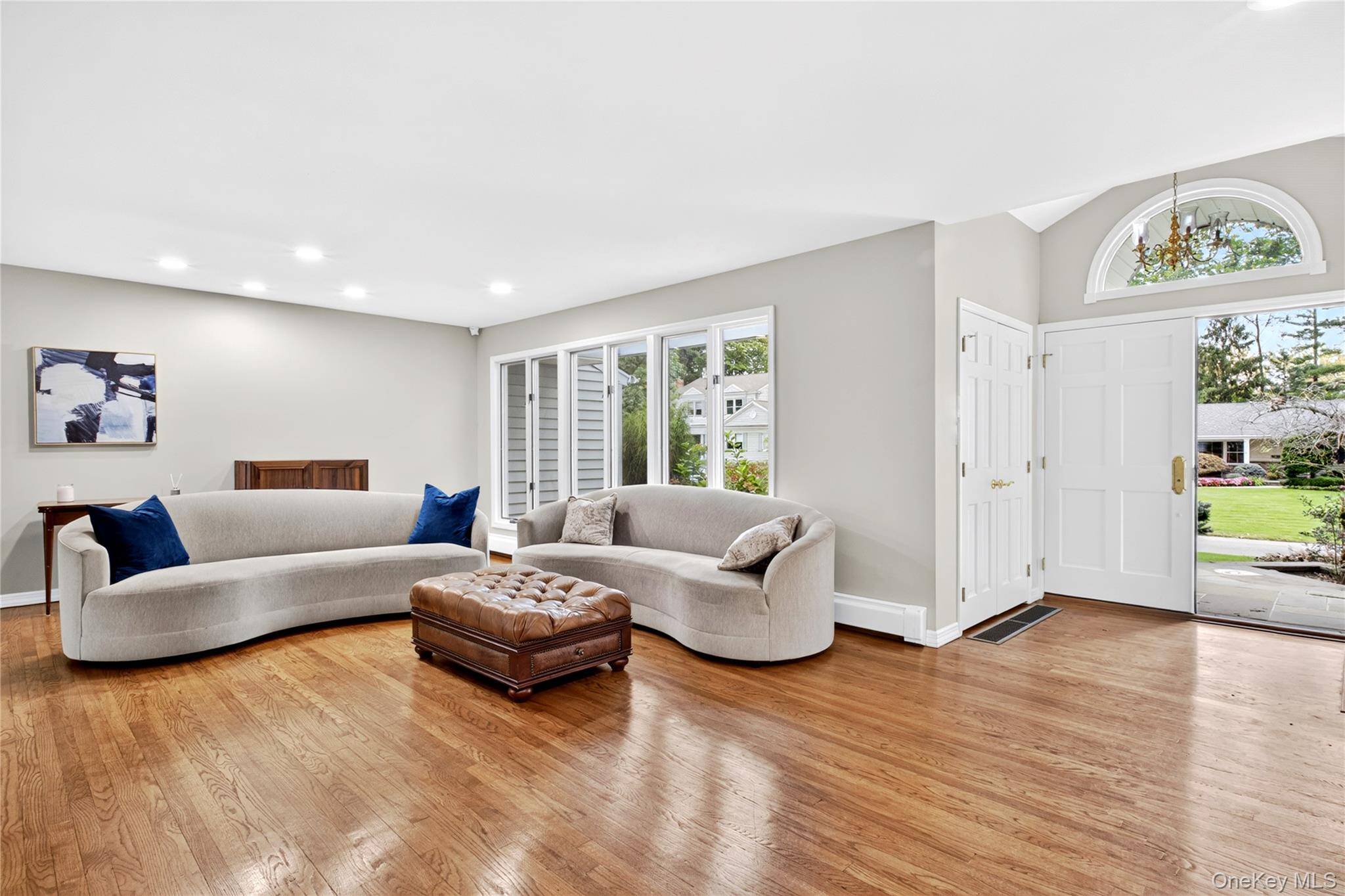 14 Maplewood LN, East Hills, NY 11576