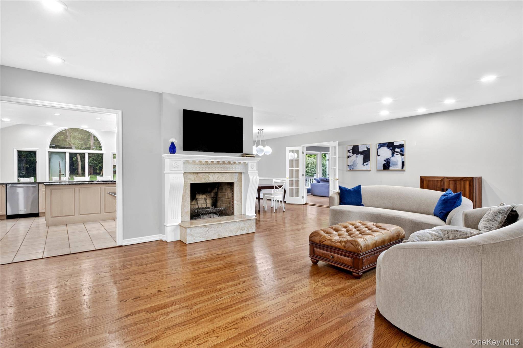 14 Maplewood LN, East Hills, NY 11576