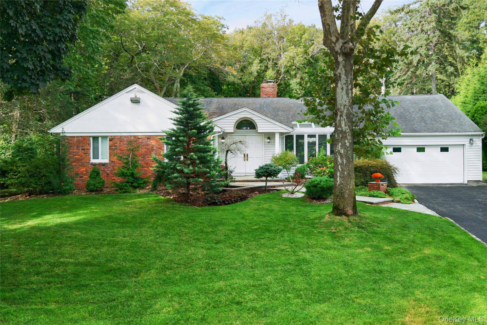 14 Maplewood LN, East Hills, NY 11576
