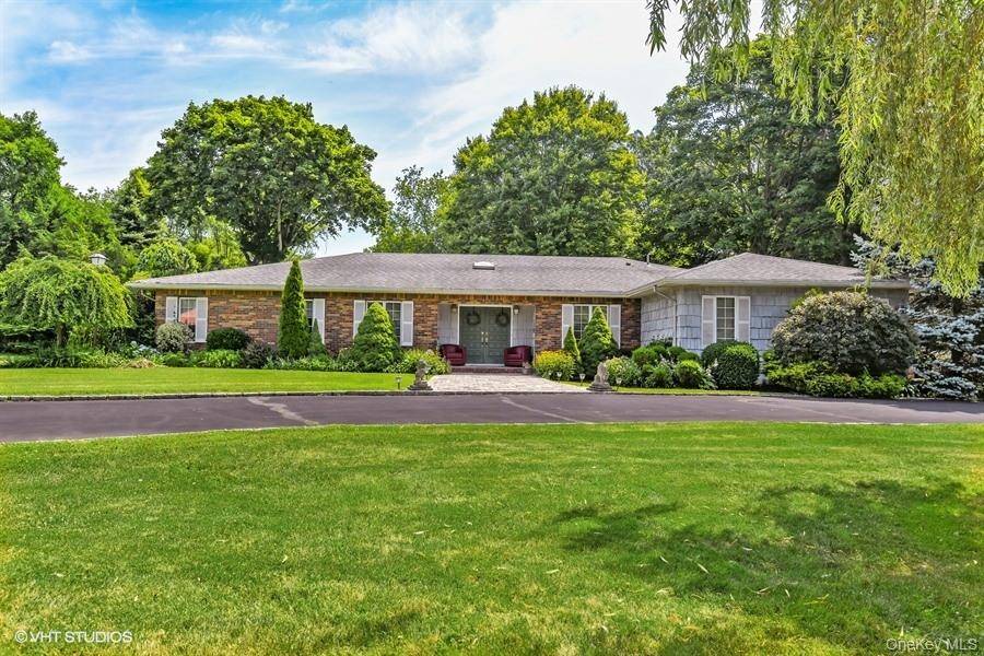 23 Hill House LN, Glen Head, NY 11545