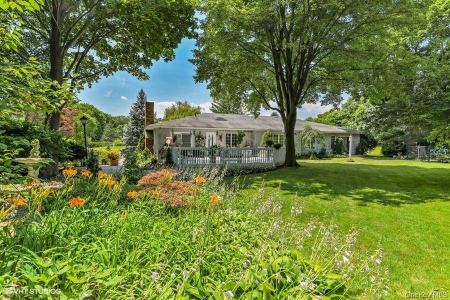 23 Hill House LN, Glen Head, NY 11545
