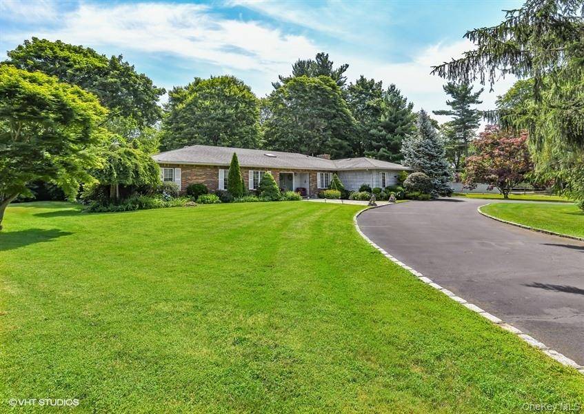 23 Hill House LN, Glen Head, NY 11545
